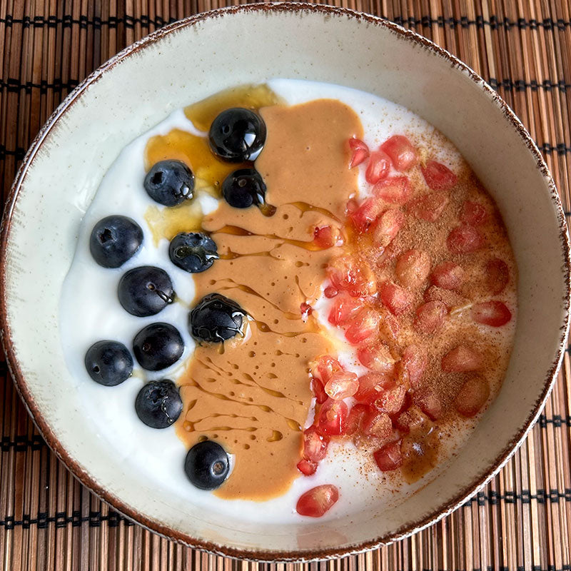 Bowl de yogur con fruta y crema de almendra