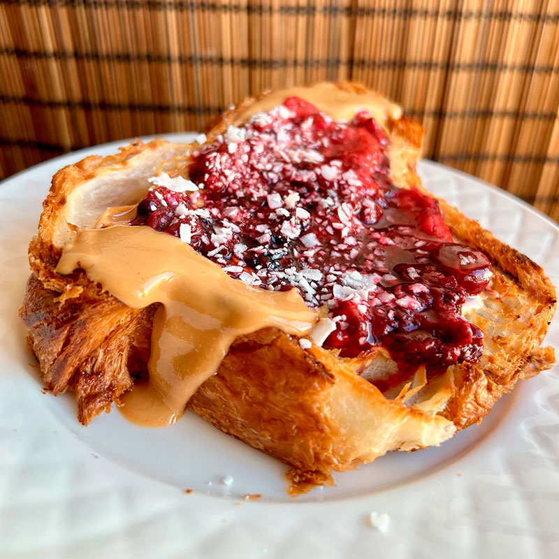 Pan de croissant con crema de almendra 100% y mermelada de frutos rojos